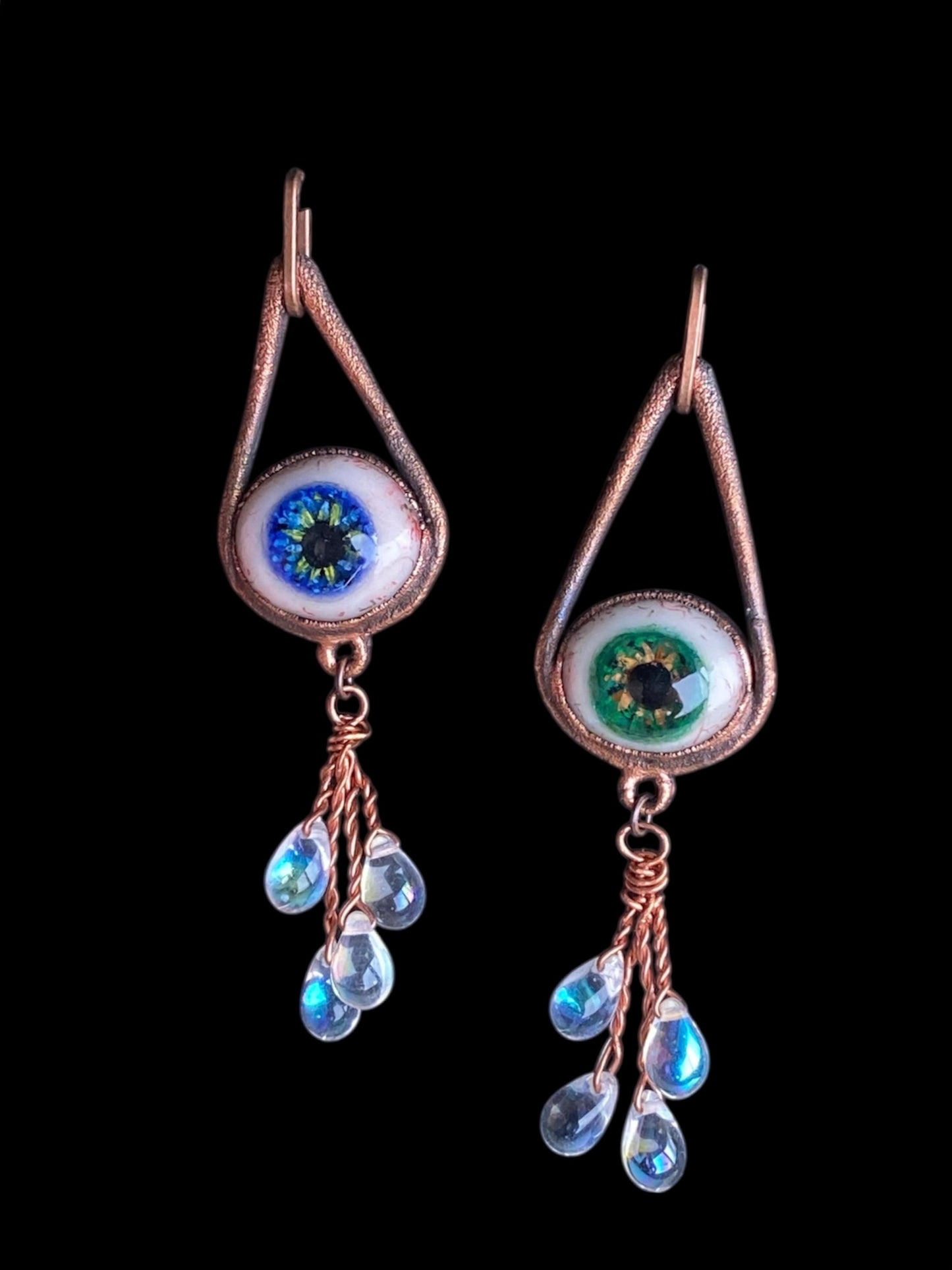 𝐶𝑟𝑦𝑖𝑛𝑔 𝐸𝑦𝑒 𝑃𝑒𝑛𝑑𝑎𝑛𝑡 𝑁𝑒𝑐𝑘𝑙𝑎𝑐𝑒