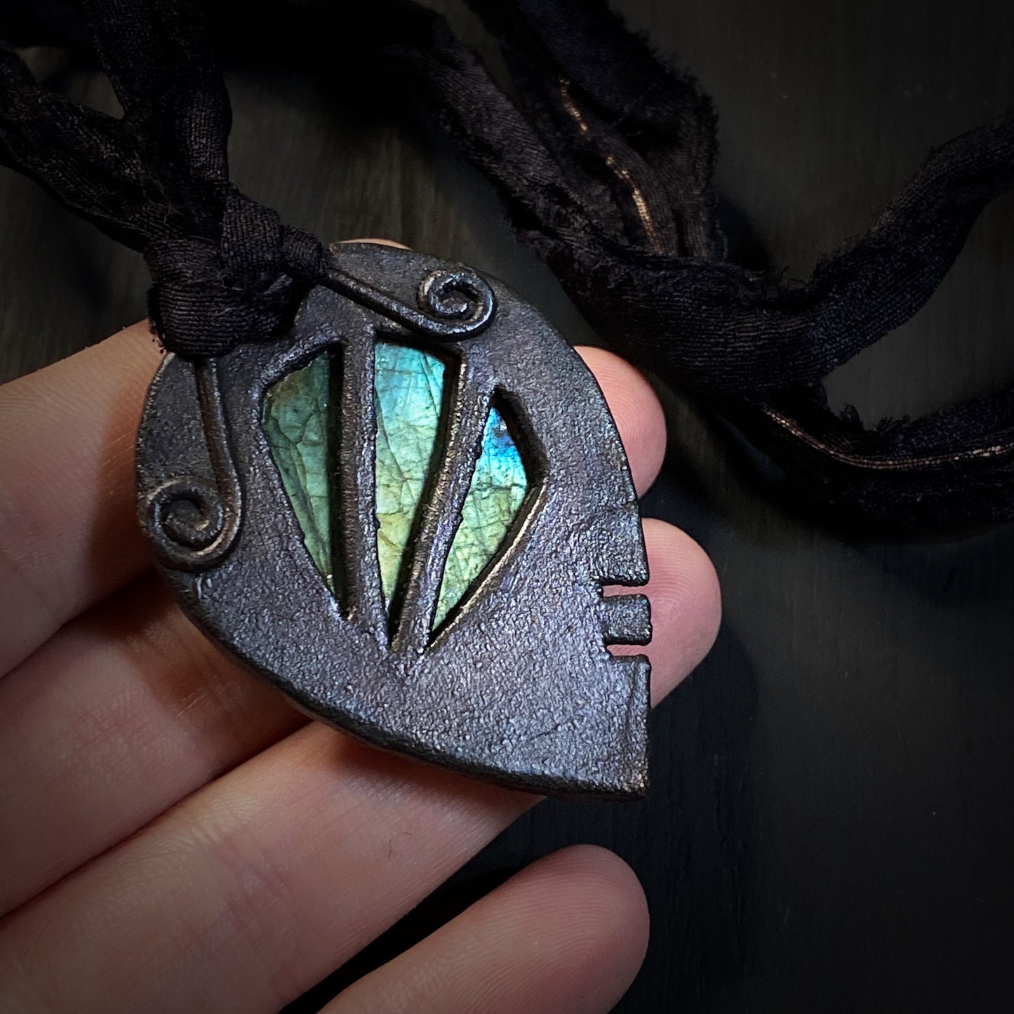 𝑆ℎ𝑖𝑒𝑙𝑑 𝑁𝑒𝑐𝑘𝑙𝑎𝑐𝑒 𝐿𝑎𝑟𝑔𝑒 𝐿𝑎𝑏𝑟𝑎𝑑𝑜𝑟𝑖𝑡𝑒