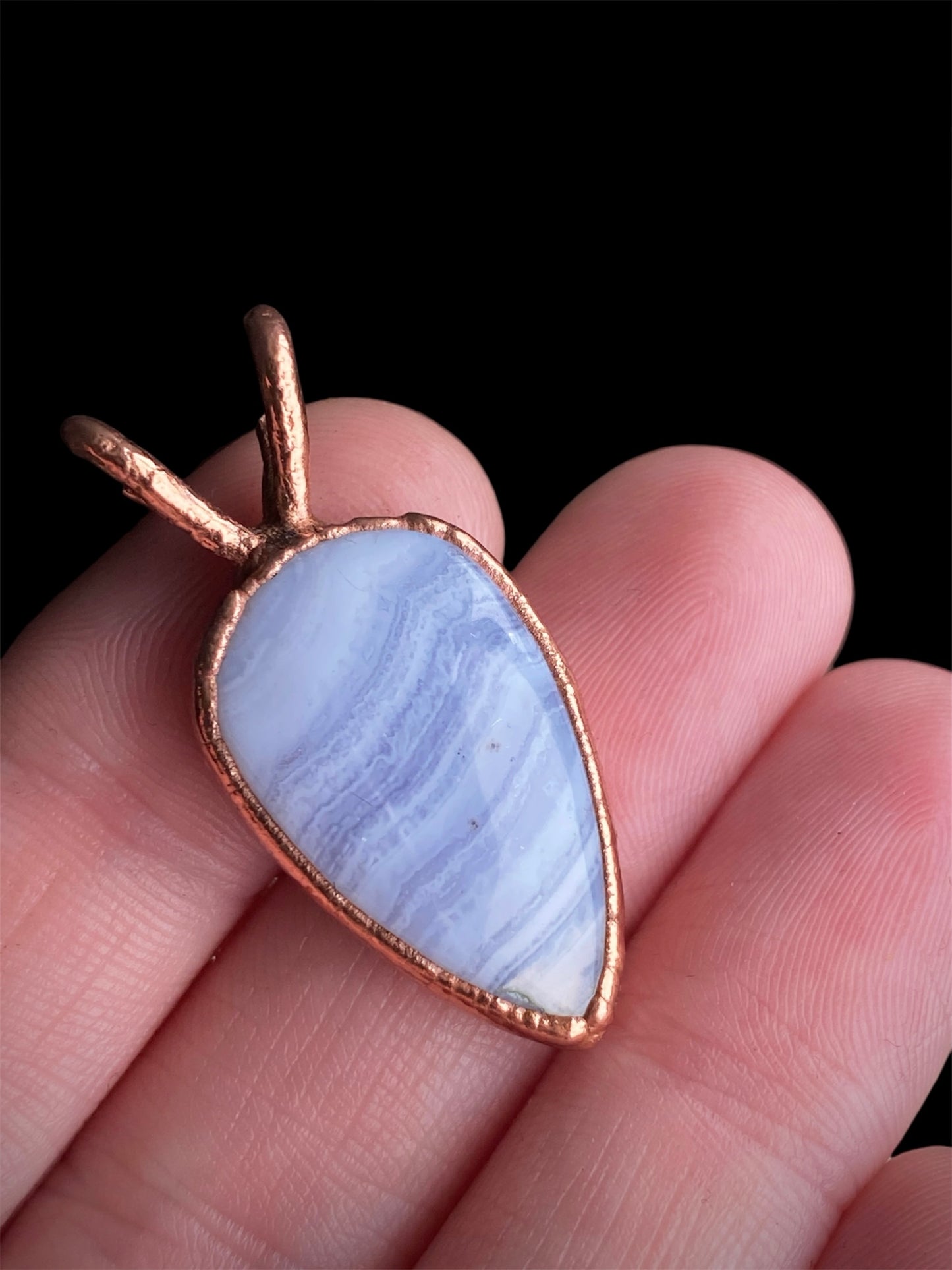 𝐵𝑙𝑢𝑒 𝐿𝑎𝑐𝑒 𝐴𝑔𝑎𝑡𝑒 𝑃𝑒𝑛𝑑𝑎𝑛𝑡