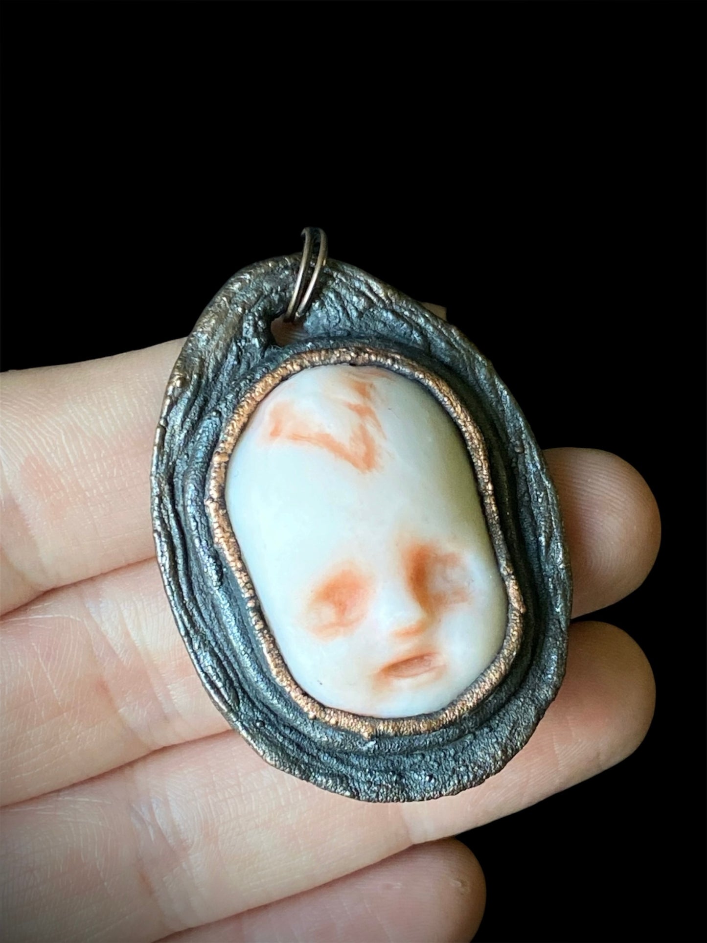 𝐿𝑎𝑟𝑔𝑒 𝑉𝑖𝑛𝑡𝑎𝑔𝑒 𝐵𝑎𝑏𝑦 𝐹𝑎𝑐𝑒 𝑁𝑒𝑐𝑘𝑙𝑎𝑐𝑒