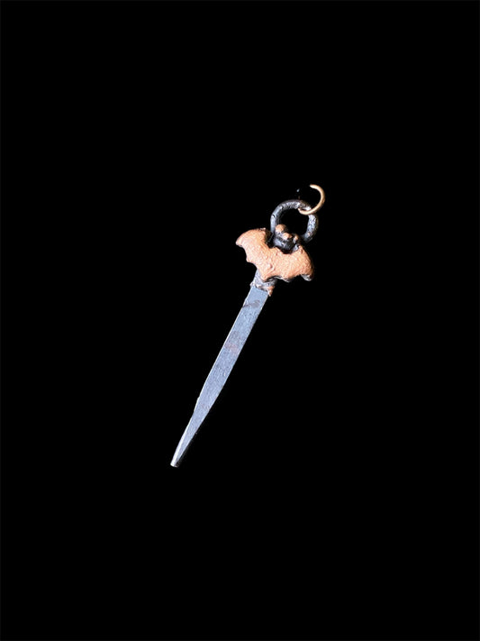 𝐵𝑎𝑡 𝐶𝑜𝑓𝑓𝑖𝑛 𝑁𝑎𝑖𝑙 𝑁𝑒𝑐𝑘𝑙𝑎𝑐𝑒