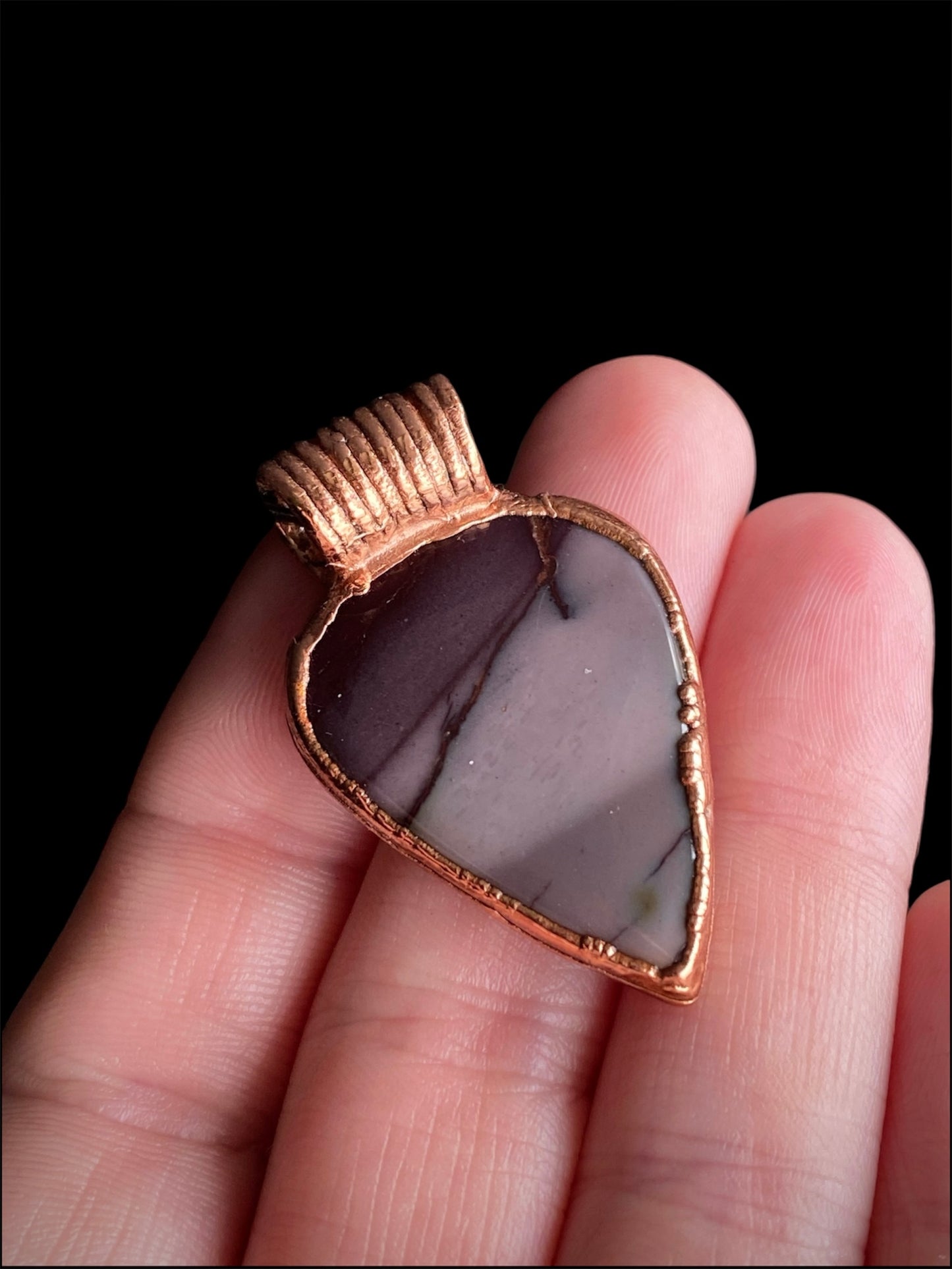 𝑀𝑜𝑜𝑘𝑖𝑡𝑒 𝑁𝑒𝑐𝑘𝑙𝑎𝑐𝑒 𝑃𝑒𝑛𝑑𝑎𝑛𝑡