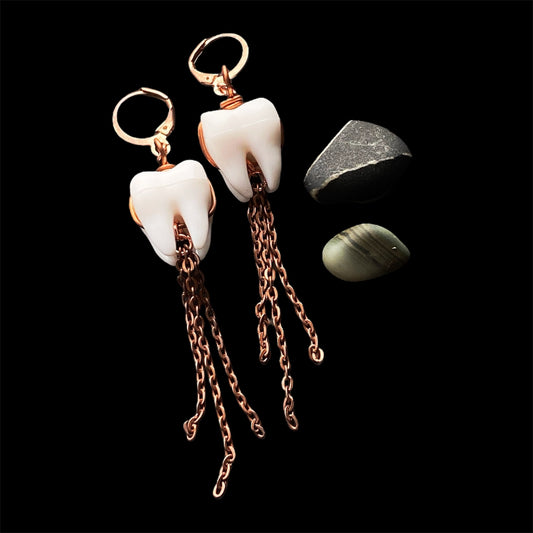 𝑇𝑜𝑜𝑡ℎ𝑦 𝐸𝑎𝑟𝑟𝑖𝑛𝑔𝑠