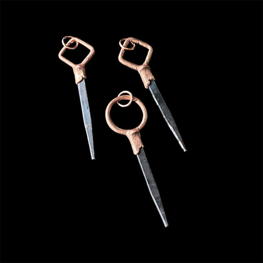 𝐶𝑜𝑓𝑓𝑖𝑛 𝑁𝑎𝑖𝑙 𝑃𝑒𝑛𝑑𝑎𝑛𝑡 𝑁𝑒𝑐𝑘𝑙𝑎𝑐𝑒