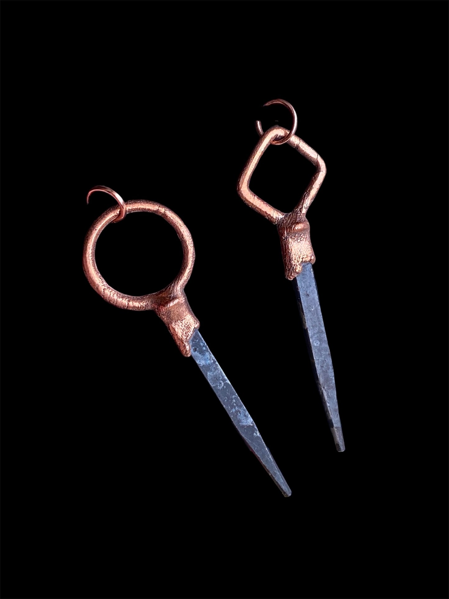 𝐶𝑜𝑓𝑓𝑖𝑛 𝑁𝑎𝑖𝑙 𝑃𝑒𝑛𝑑𝑎𝑛𝑡 𝑁𝑒𝑐𝑘𝑙𝑎𝑐𝑒