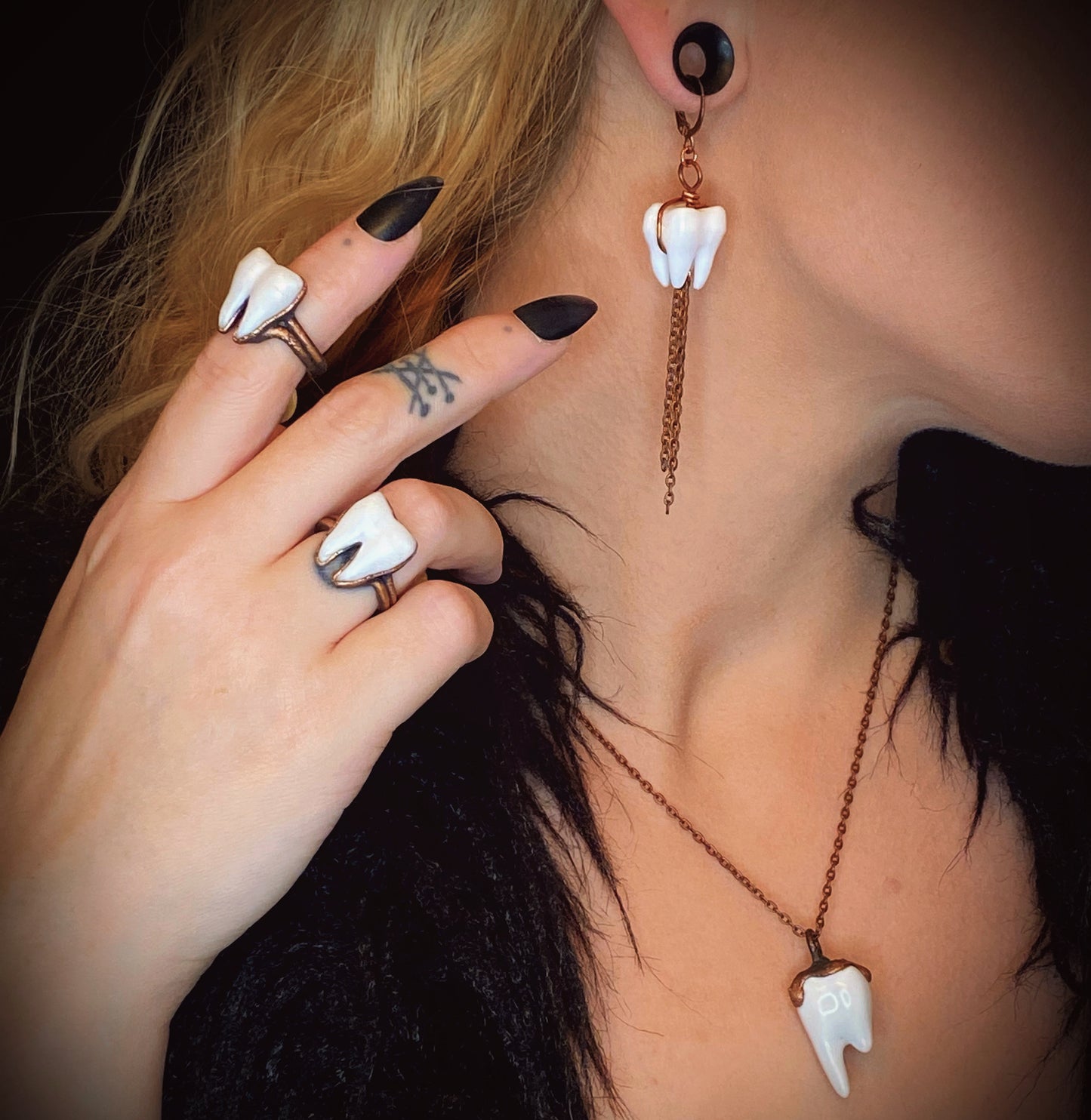 𝑇𝑜𝑜𝑡ℎ𝑦 𝐸𝑎𝑟𝑟𝑖𝑛𝑔𝑠