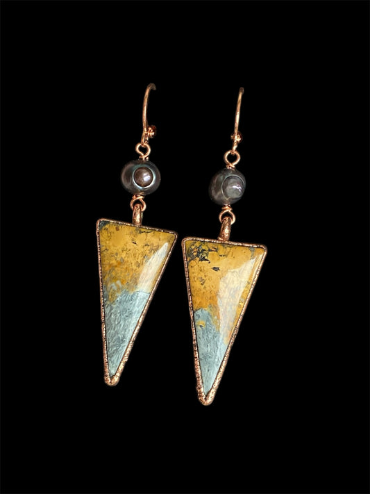 𝐵𝑢𝑚𝑏𝑙𝑒 𝐵𝑒𝑒 𝐽𝑎𝑠𝑝𝑒𝑟 𝐸𝑎𝑟𝑟𝑖𝑛𝑔 𝐷𝑎𝑛𝑔𝑙𝑒𝑠