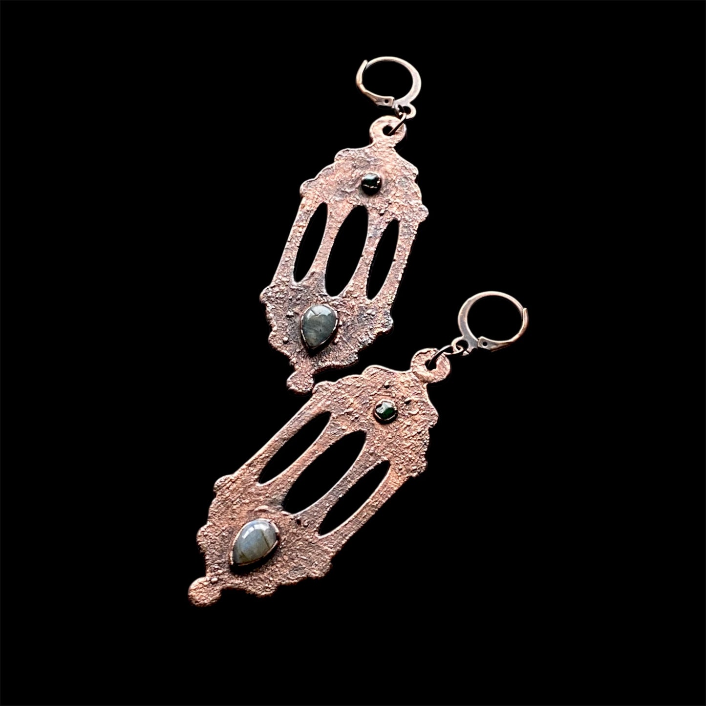 𝐿𝑎𝑛𝑡𝑒𝑟𝑛 𝐸𝑎𝑟𝑟𝑖𝑛𝑔𝑠 𝐿𝑎𝑏𝑟𝑎𝑑𝑜𝑟𝑖𝑡𝑒 𝐸𝑚𝑒𝑟𝑎𝑙𝑑