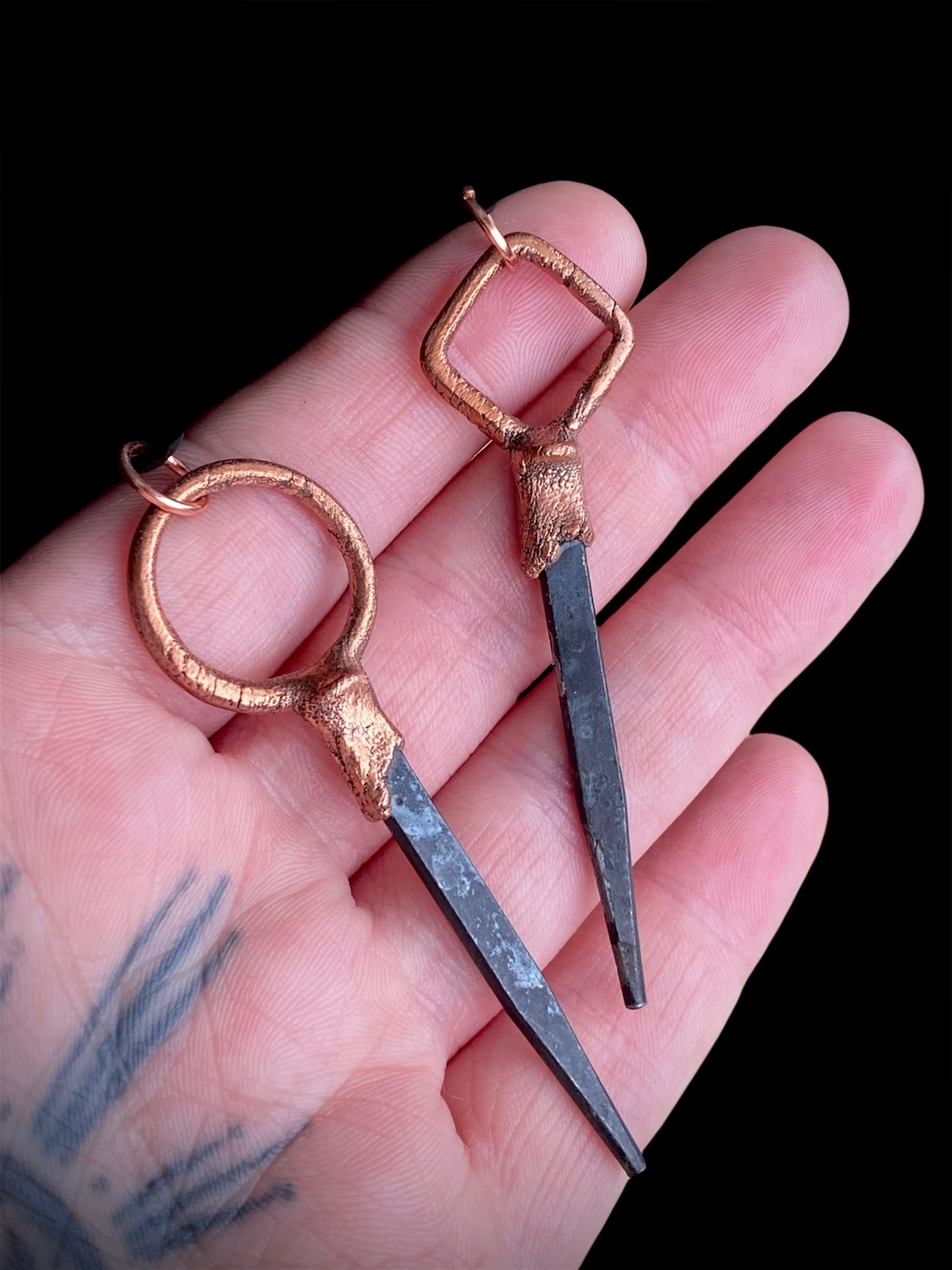 𝐶𝑜𝑓𝑓𝑖𝑛 𝑁𝑎𝑖𝑙 𝑃𝑒𝑛𝑑𝑎𝑛𝑡 𝑁𝑒𝑐𝑘𝑙𝑎𝑐𝑒